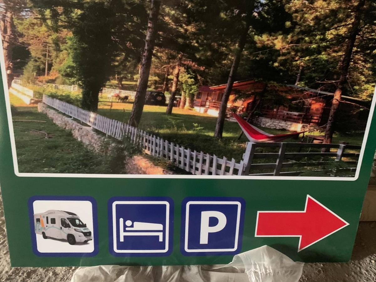 Bujtina Uji I Panjes, Log Cabins Dukat エクステリア 写真