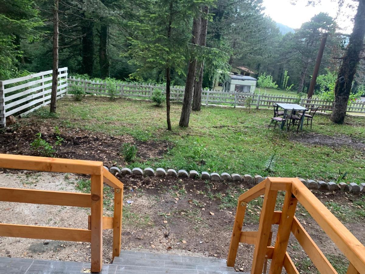 Bujtina Uji I Panjes, Log Cabins Dukat エクステリア 写真