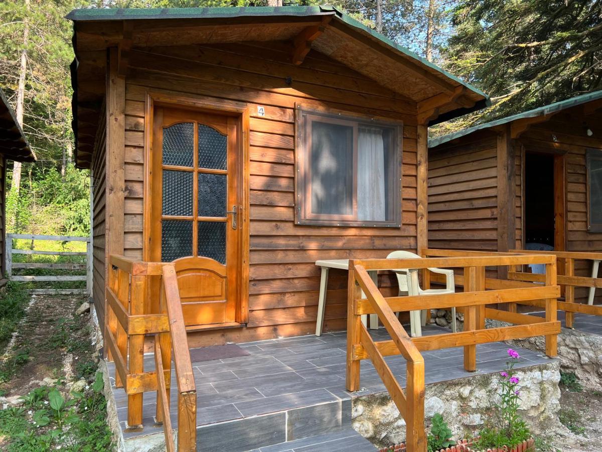 Bujtina Uji I Panjes, Log Cabins Dukat エクステリア 写真