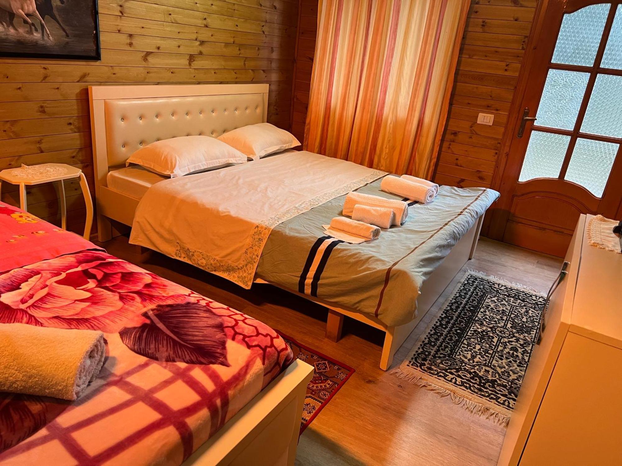 Bujtina Uji I Panjes, Log Cabins Dukat エクステリア 写真