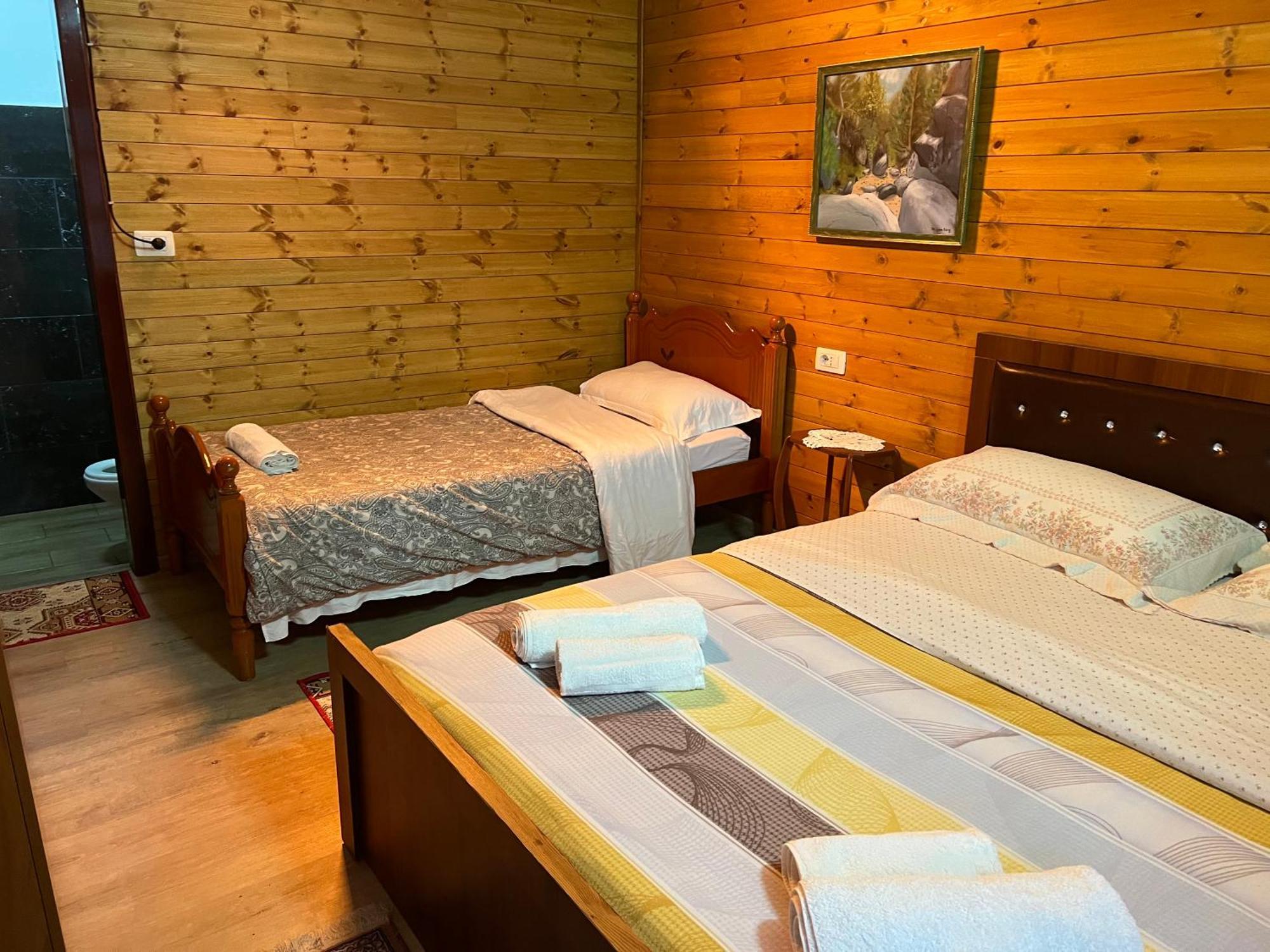 Bujtina Uji I Panjes, Log Cabins Dukat エクステリア 写真